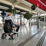 Un fauteuil roulant, une aide à la mobilité