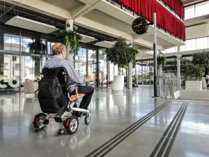 Un fauteuil roulant, une aide à la mobilité