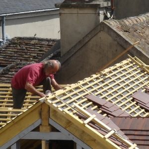 Entretien du toit : comprendre l'importance et comment le faire en toute sécurité ?