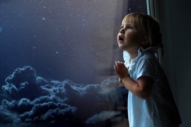 Sortir le soir avec bébé : que faut-il prévoir ?