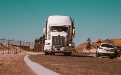 camion de marchandises blanc sur une route en béton gris