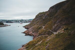 Paysage pittoresque d'une côte rocheuse et accidentée et d'une petite ville située sur le rivage près des eaux profondes