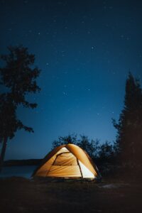 Un camping paisible sous un ciel étoilé à Ely, dans le Minnesota. Un cadre idéal pour des aventures en plein air.