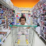 bébé sur un chariot blanc