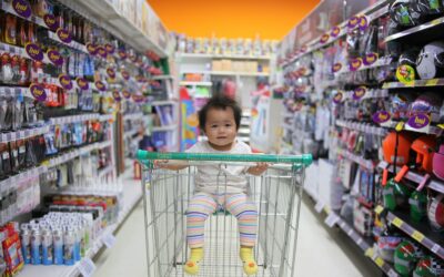 bébé sur un chariot blanc